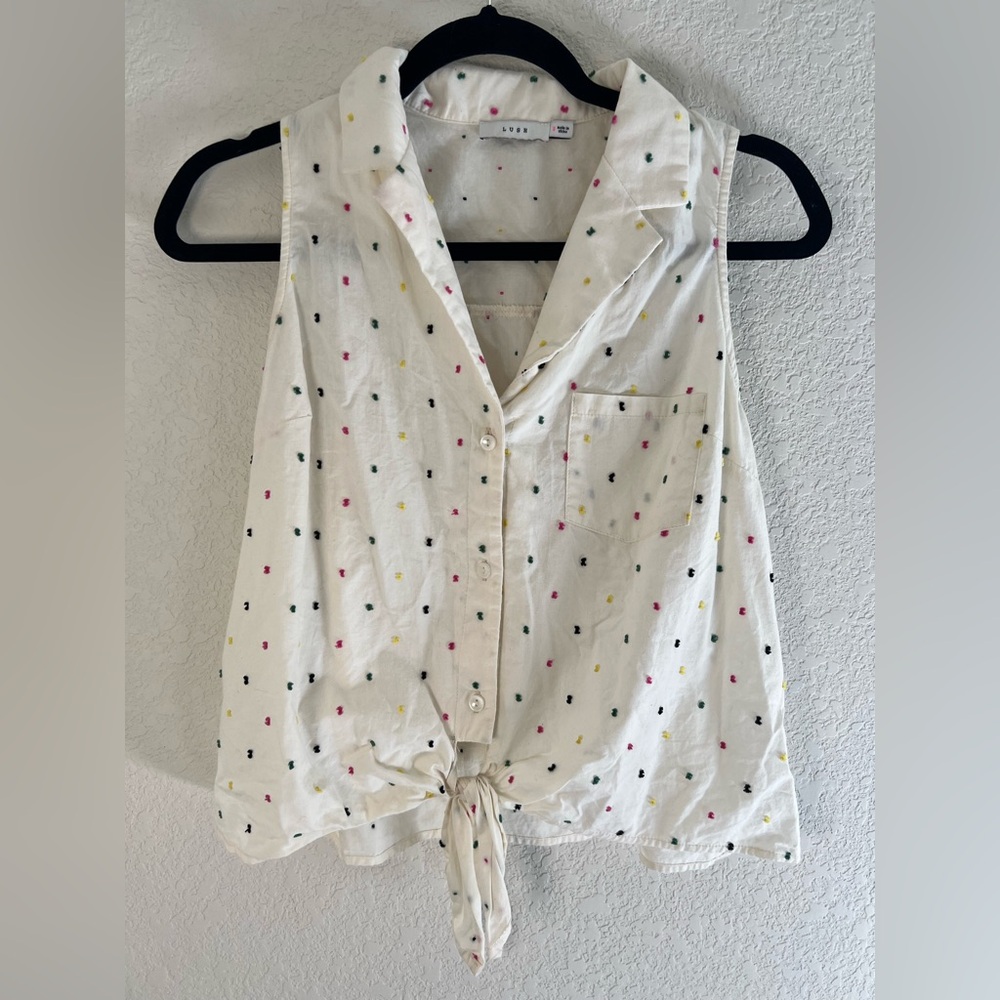 Lush White Sleeveless Button-Up Tie-Hem   Tank with Multicolor Dots